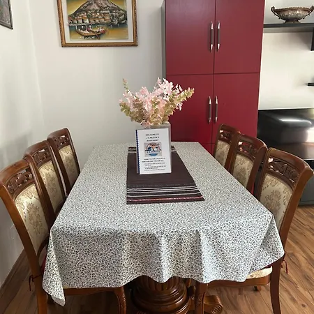 J & Nilson's In Center Shkoder