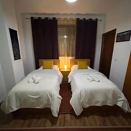 J & Nilson's In Center Apartment *