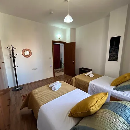 J & Nilson's In Center Shkoder