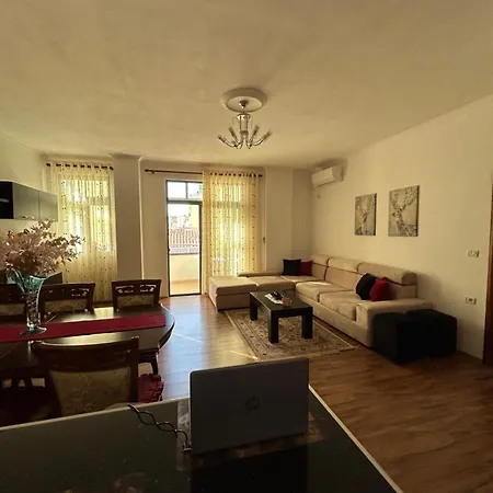 J & Nilson's In Center Shkoder