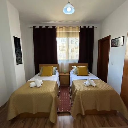 J & Nilson's In Center * Shkoder