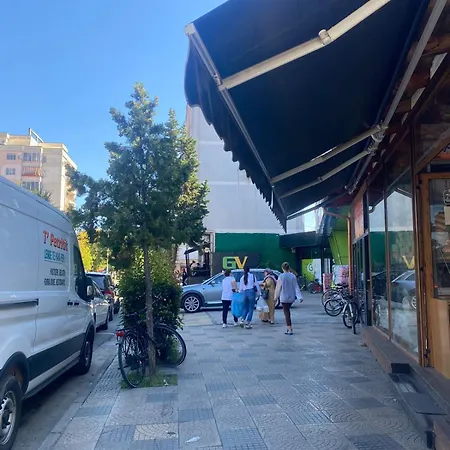 Apartment J & Nilson's In Center *