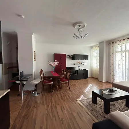 Apartment J & Nilson's In Center *