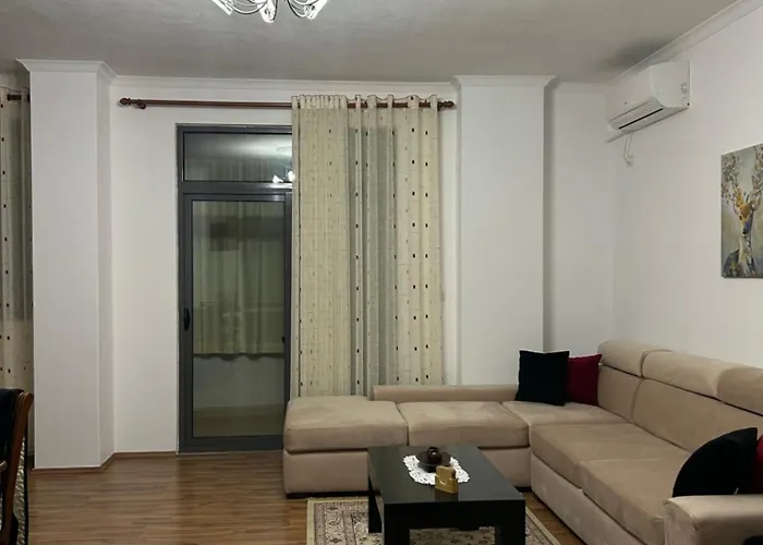 Apartment J & Nilson's In Center *