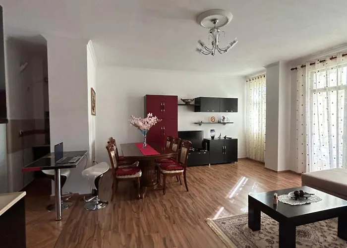 Apartment J & Nilson's In Center *