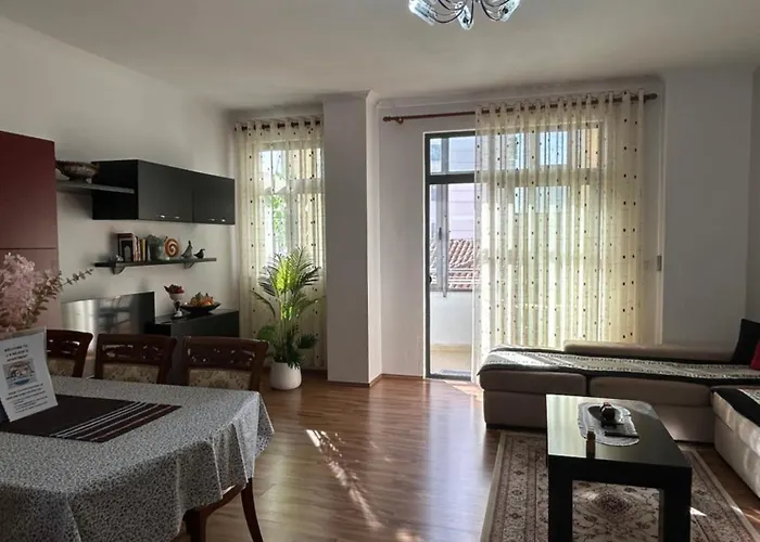 J & Nilson's In Center Apartment *